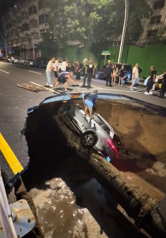 河北张家口一路面深夜塌陷致3车坠落,多位市民牵绳施救,当地通报:被困4人全部救出,1死1轻微伤,其他2人未受伤